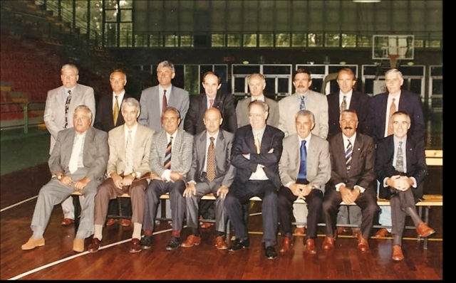 Gruppo di referees (arbitri) in una foto storica: Bruno Duranti, Potito Maggiore, Armando Pinto, Dino Dal Fiume, Luciano Baldini, Gianni Garibotti, Pietro Tallone, Giancarlo Vitolo; sotto (da sx): Ninì Ardito, Nar Zanolin, Sebastiano Totaro, Paolo Fiorito, Maurizio Martolini, Pasquale Zeppillo, Paolo Zanon e Giorgio Gorlato.